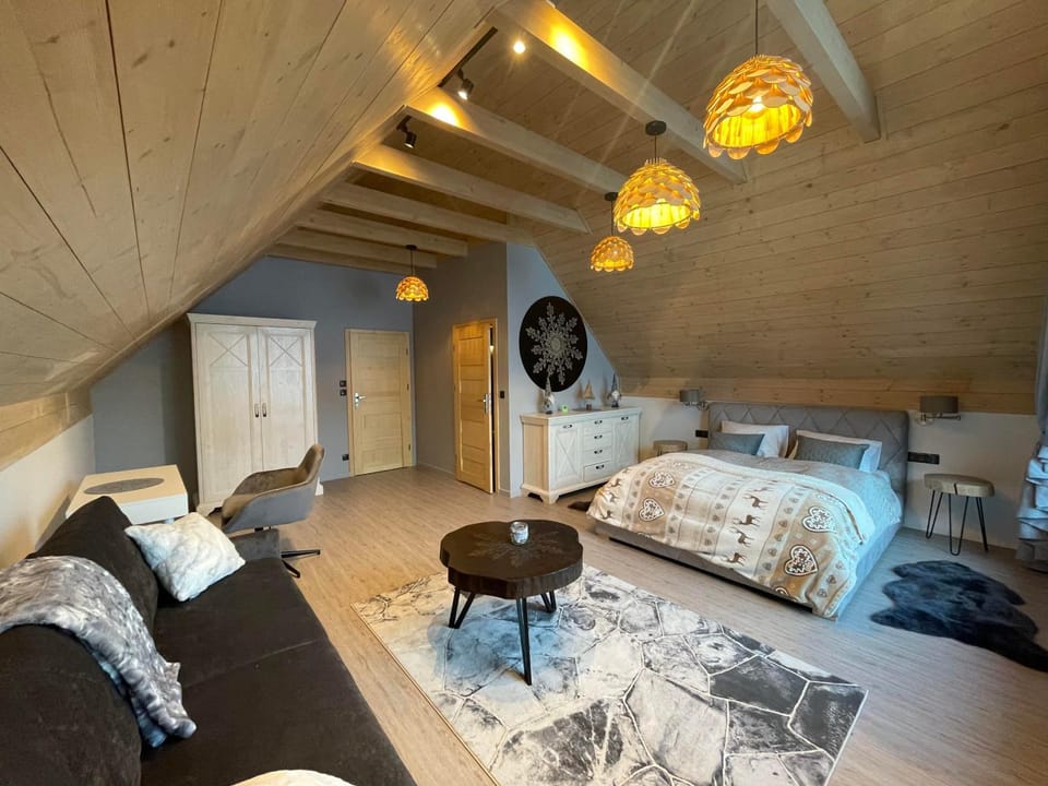 Bed, Photo of the whole room, Seating area, Bedroom