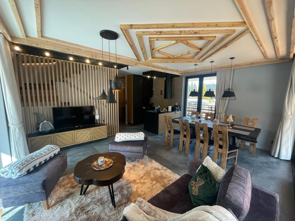 TV and multimedia, Living room, Seating area, Dining area
