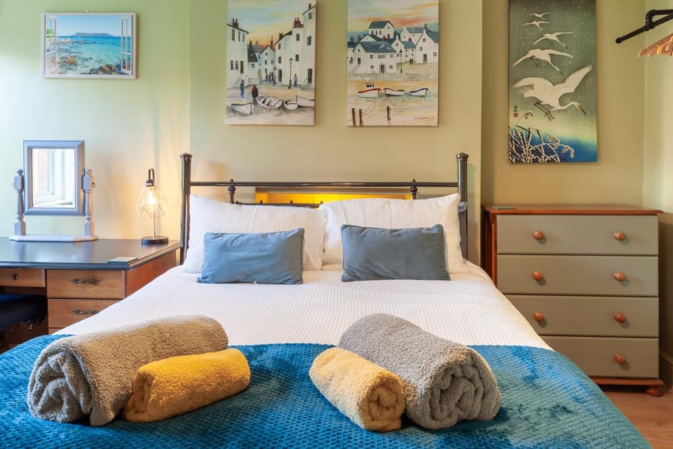 Bedroom, towels