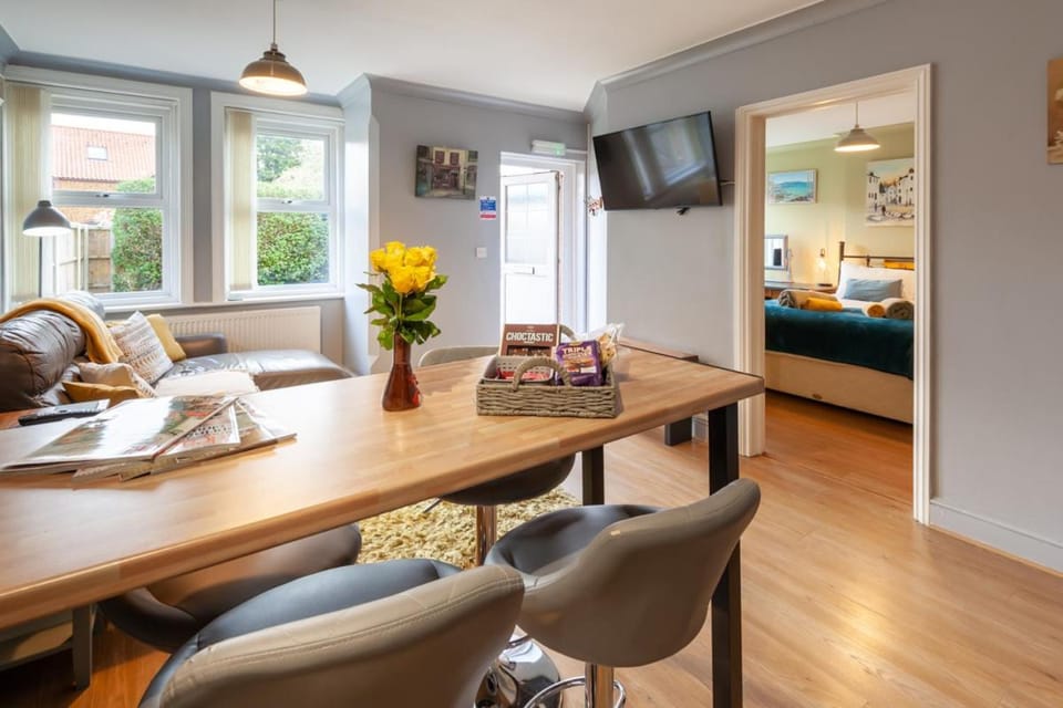 Living room, Seating area, Dining area, Evening entertainment