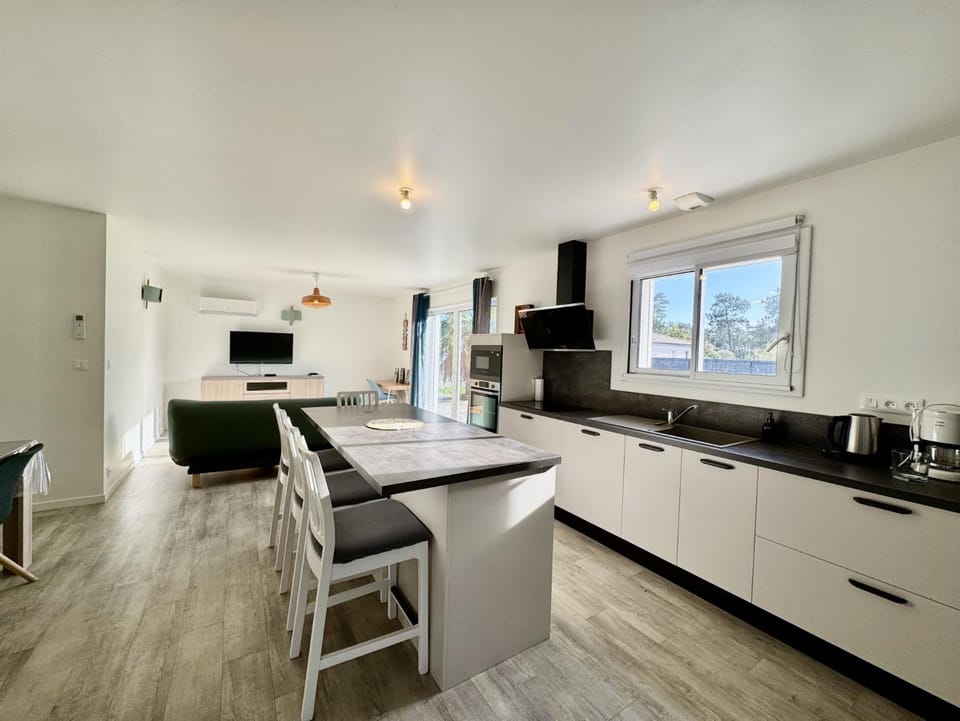 TV and multimedia, Coffee/tea facilities, dishwasher, microwave, oven, stove, kitchen