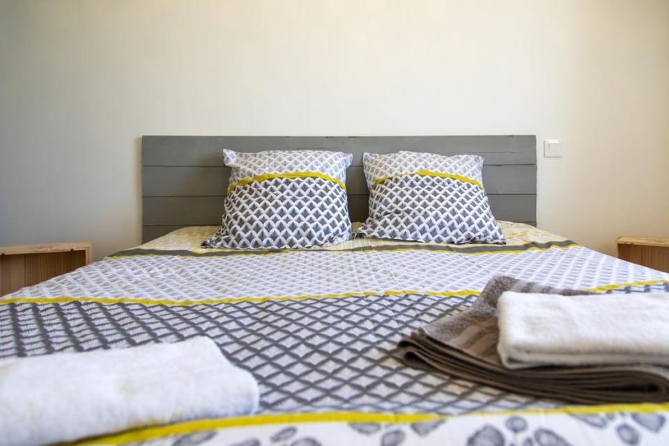 Bed, Photo of the whole room, Bedroom, towels