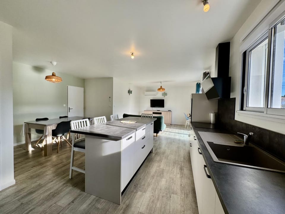 TV and multimedia, Seating area, Dining area, microwave, kitchen, air conditioner
