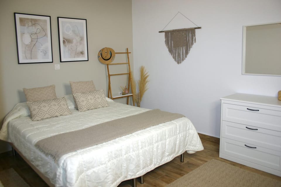 Bed, Photo of the whole room, Bedroom