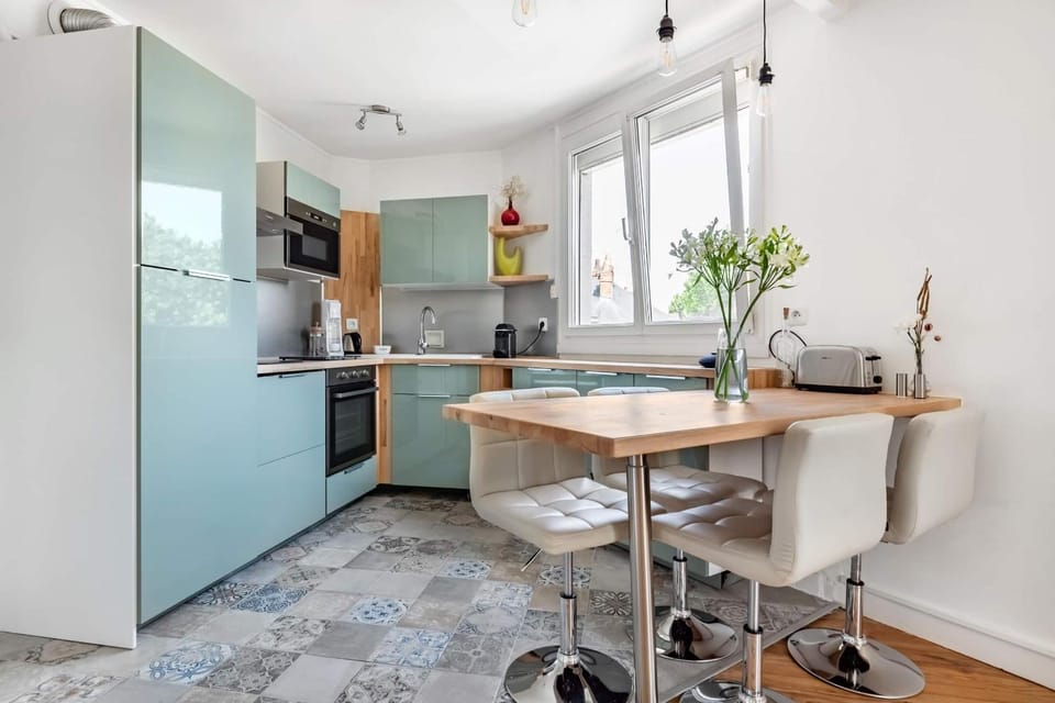 Kitchen or kitchenette, Dining area