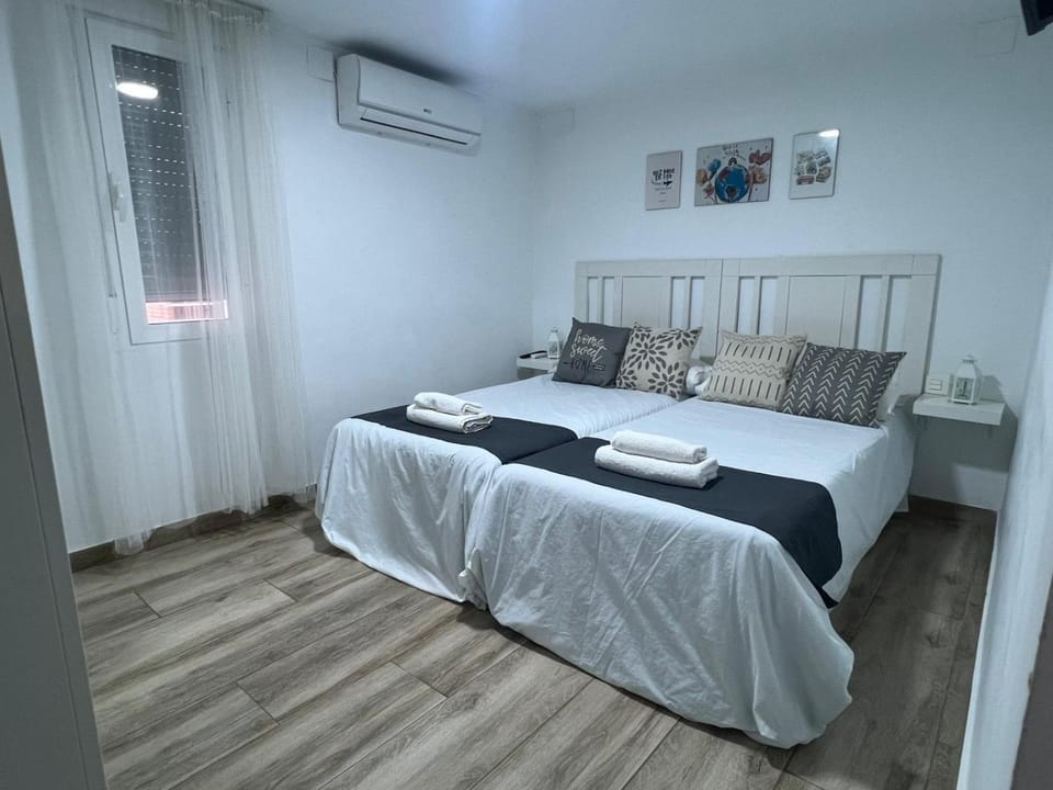 Bed, TV and multimedia, Bedroom, flat iron, towels, towels, wardrobe, air conditioner, air conditioner