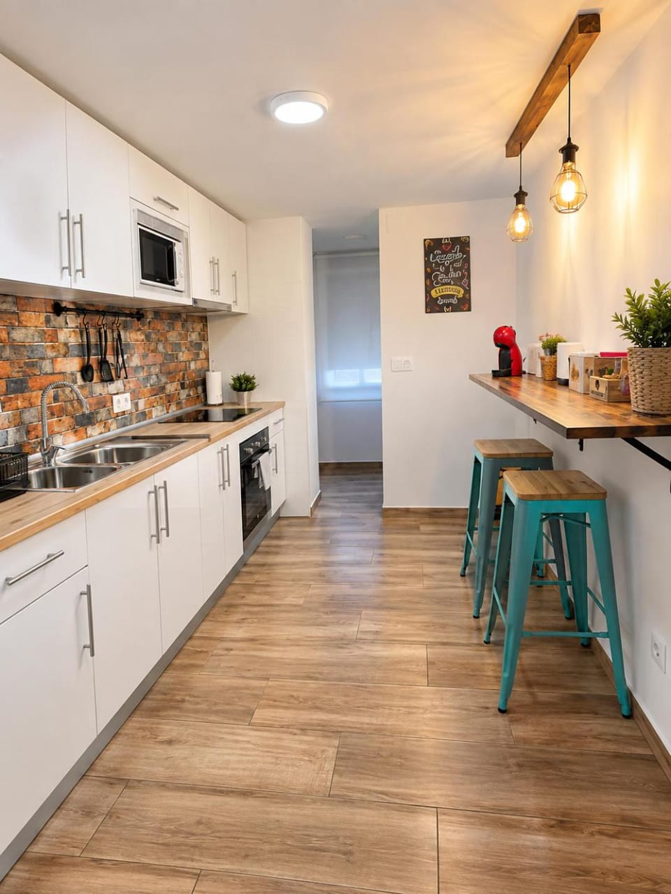 Coffee/tea facilities, Continental breakfast, microwave, oven, kitchen