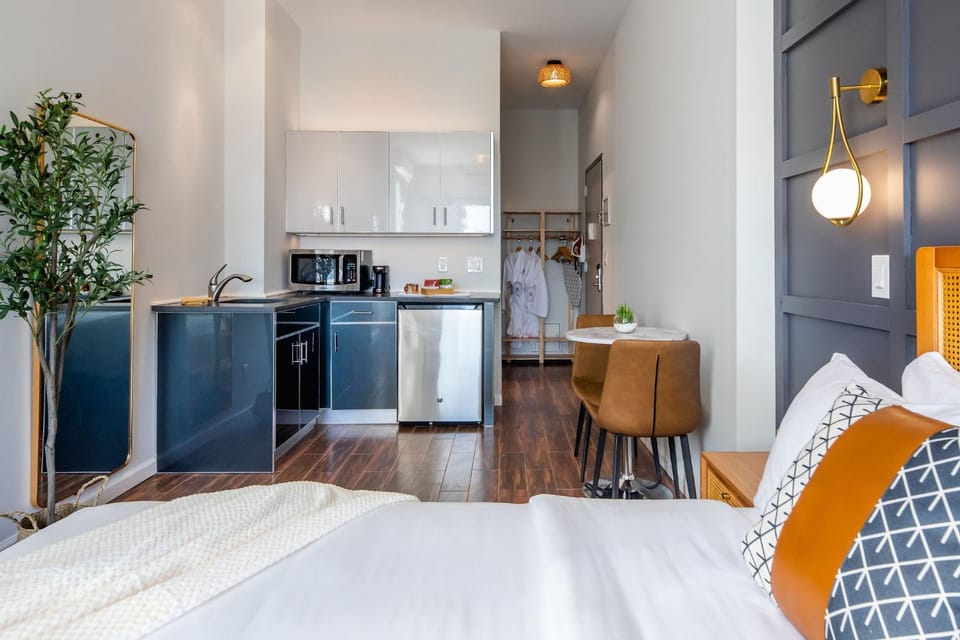 Bed, Kitchen or kitchenette, Photo of the whole room, Dining area, furniture, minibar