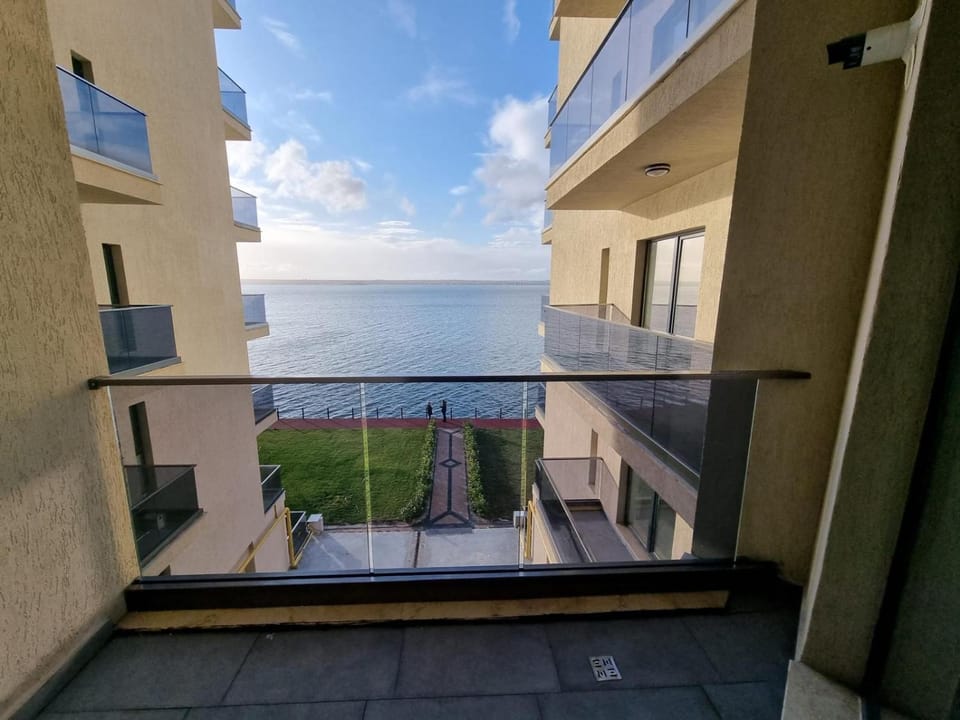 Kitty Studio Sunset Lake Apartment in Constanta