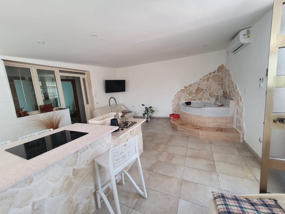 TV and multimedia, Kitchen or kitchenette, Living room, Seating area, Dining area