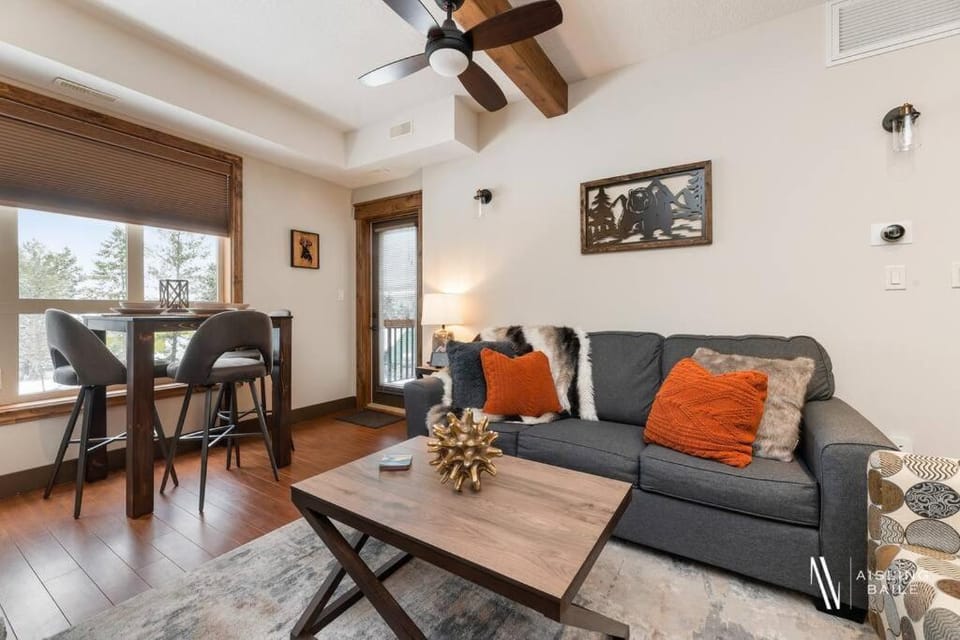 Heavenly Mountain Hideaway, Pool, Hot Tub Apartment in Radium Hot Springs