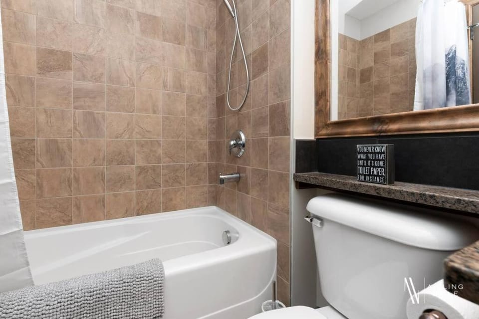 Heavenly Mountain Hideaway, Pool, Hot Tub Apartment in Radium Hot Springs