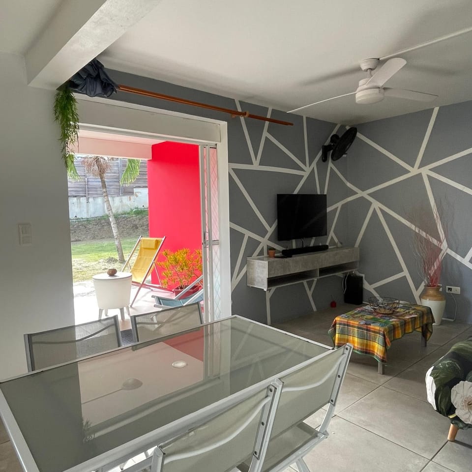 TV and multimedia, Seating area, Dining area
