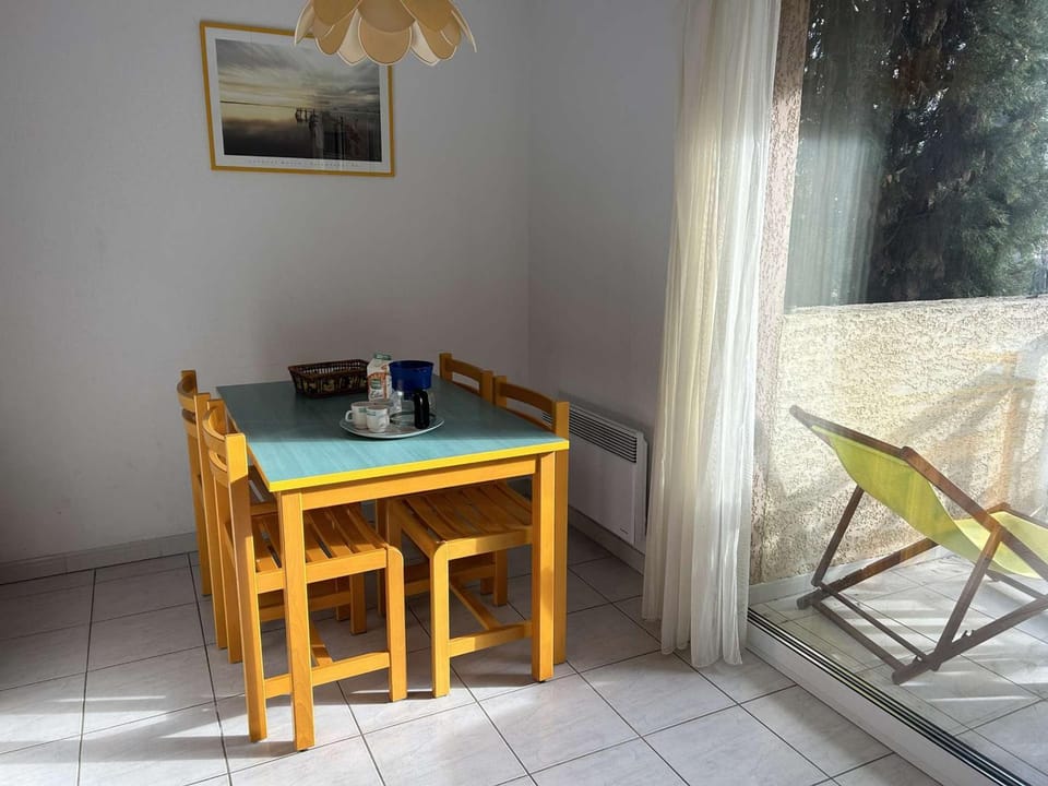 Appartement 2 Pièces Cabine, Terrasse, Parking Privé, 5 Couchages, Port Camargue - FR-1-250-199 Cabin in Le Grau-du-Roi