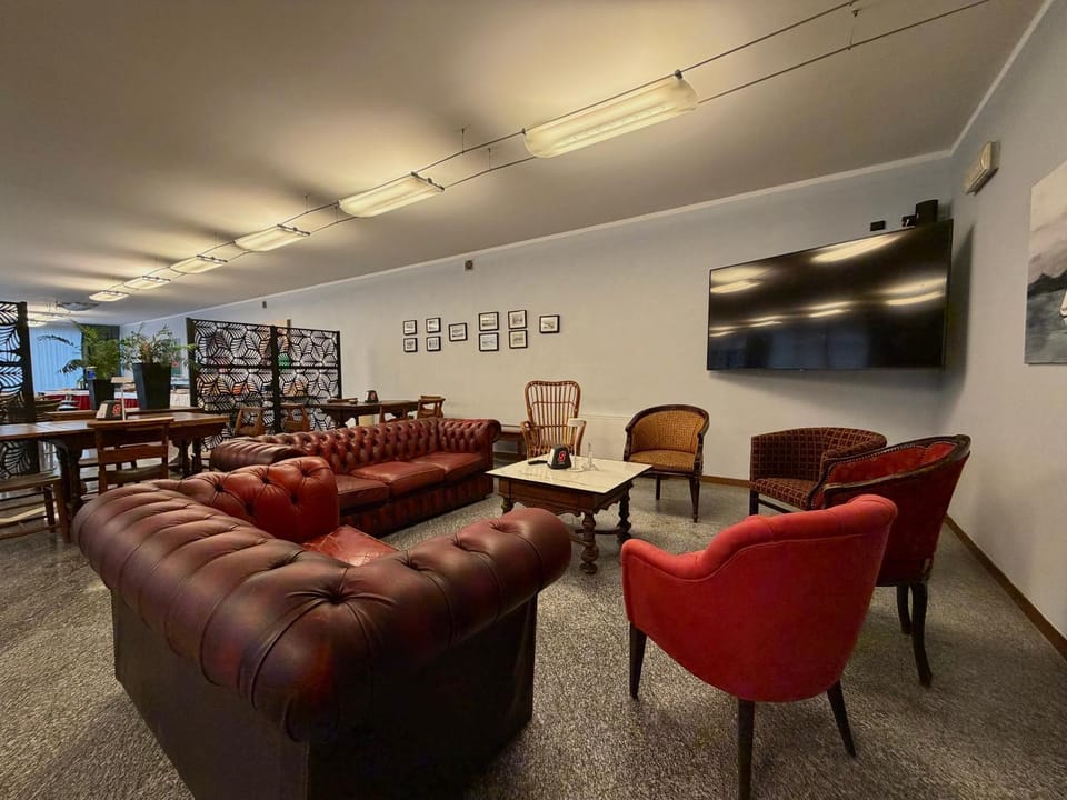 Communal lounge/ TV room