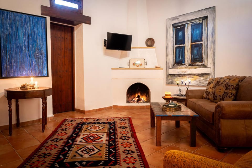 TV and multimedia, Seating area, Bedroom, fireplace