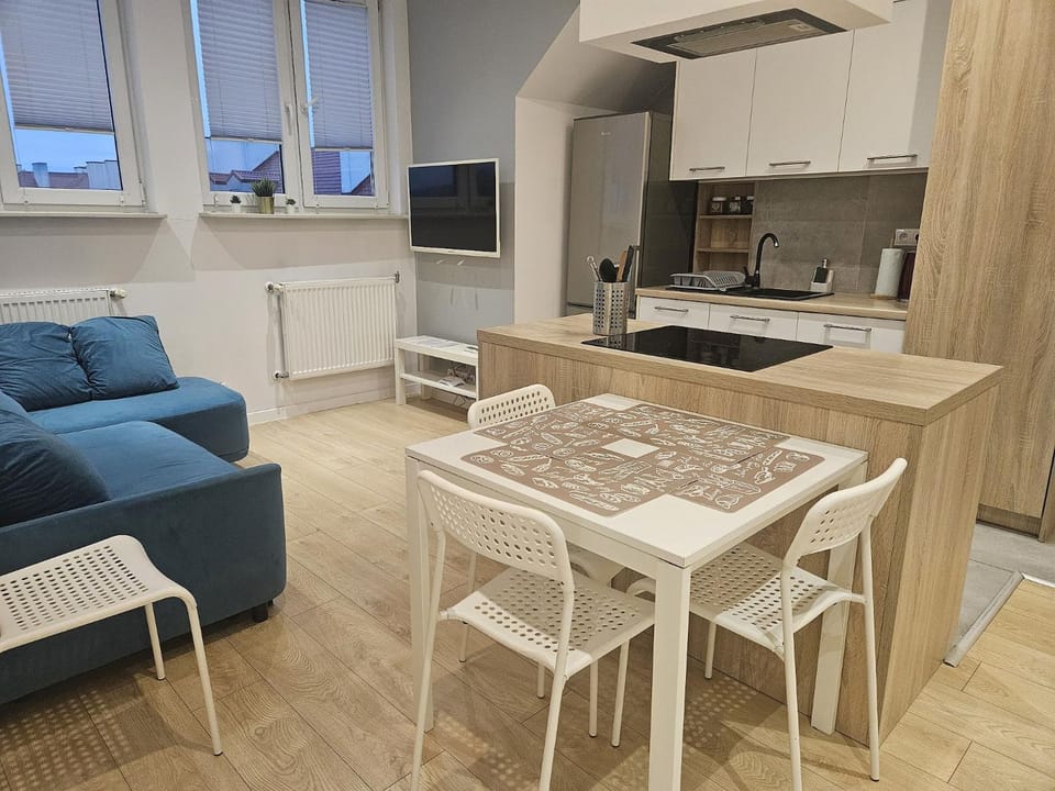TV and multimedia, Kitchen or kitchenette, Living room, Dining area, stove