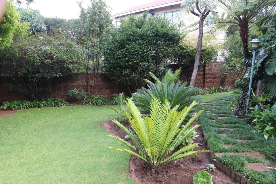 Property building, Facade/entrance, Garden, Garden view