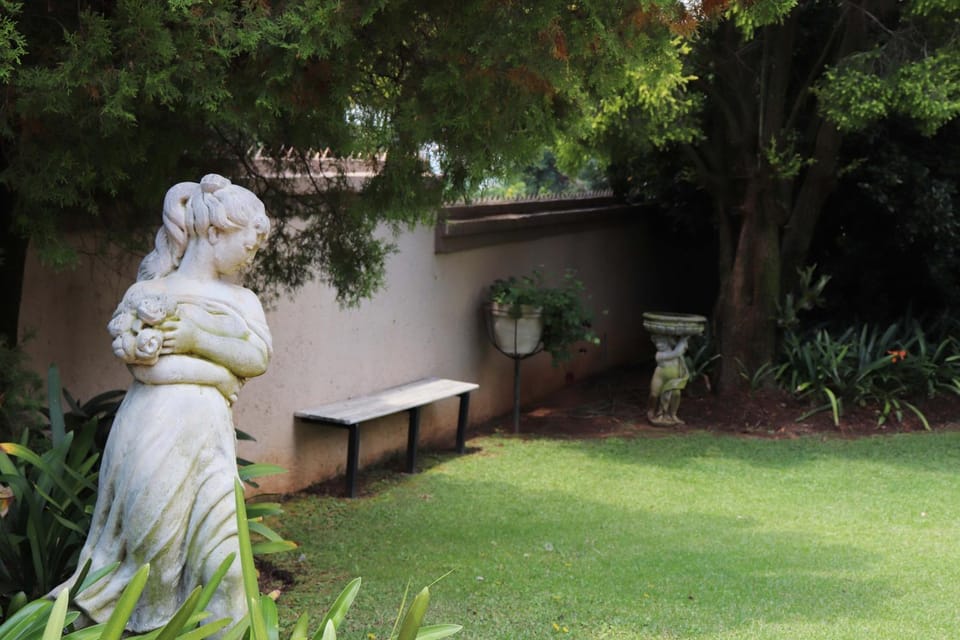 Property building, Facade/entrance, Garden