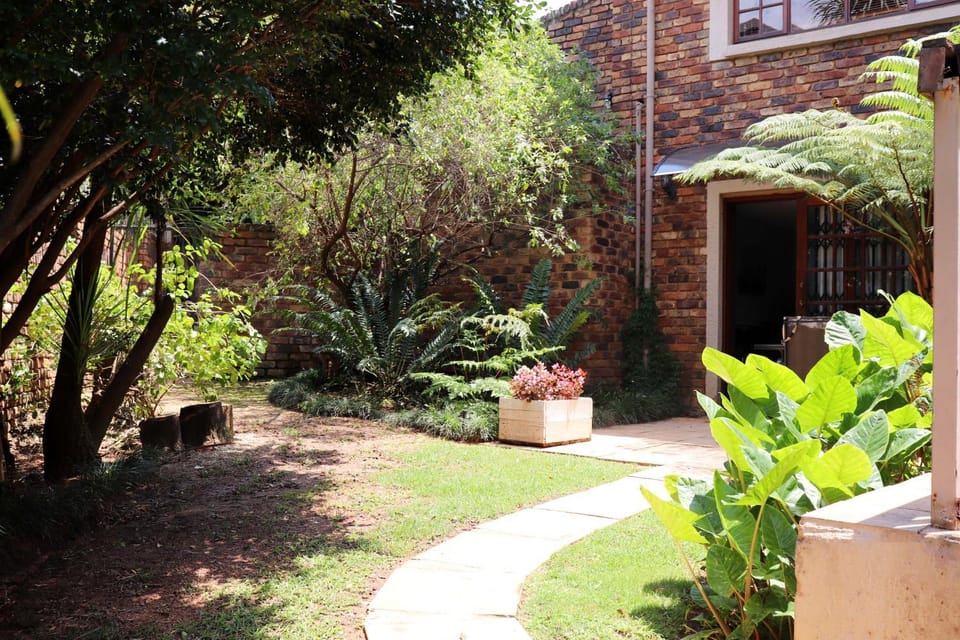 Property building, Patio, Facade/entrance, Garden