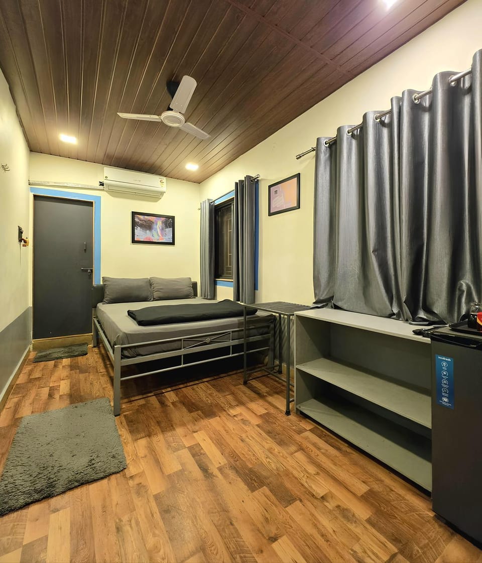 Bed, Photo of the whole room, Bedroom, air conditioner