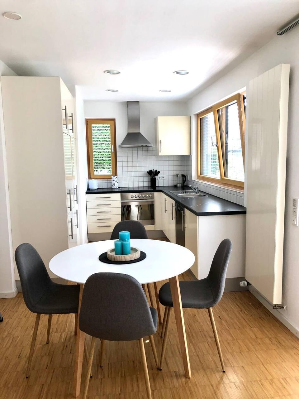 Kitchen or kitchenette, Dining area