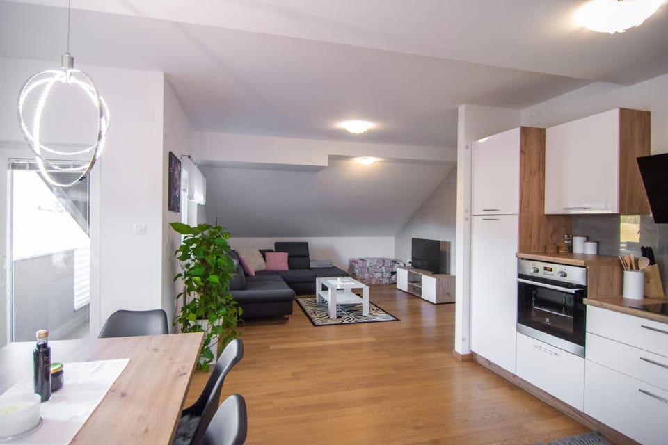 Kitchen or kitchenette, Living room, Seating area, Dining area
