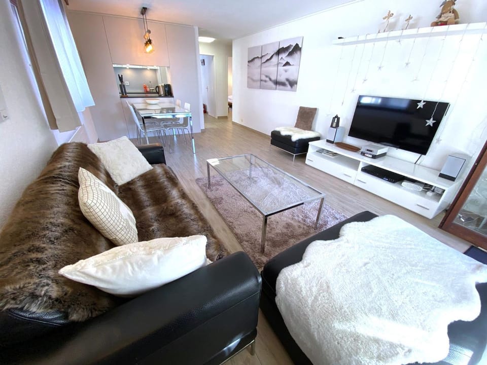 TV and multimedia, Living room, Dining area