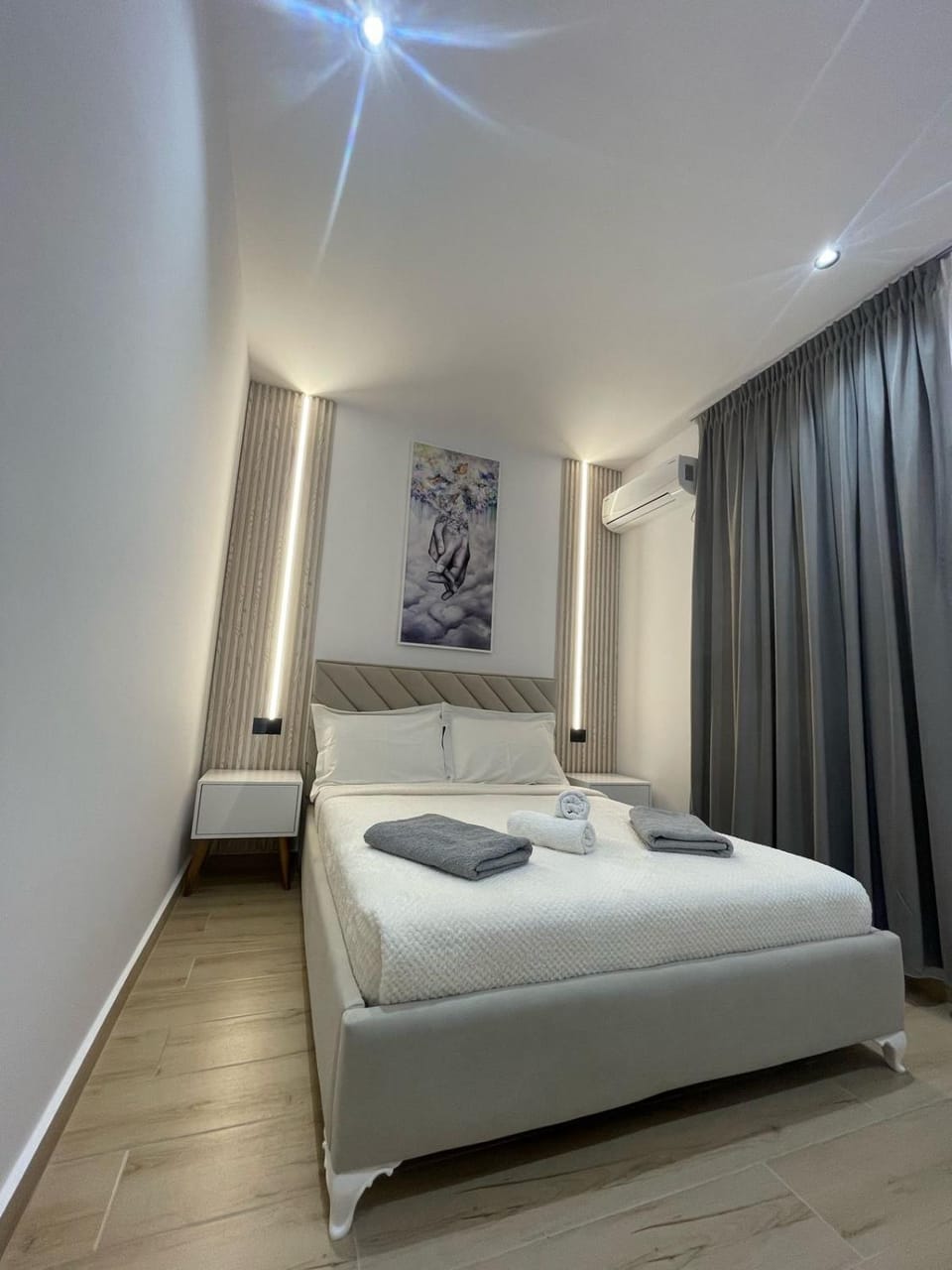 Bed, Photo of the whole room, Bedroom, towels