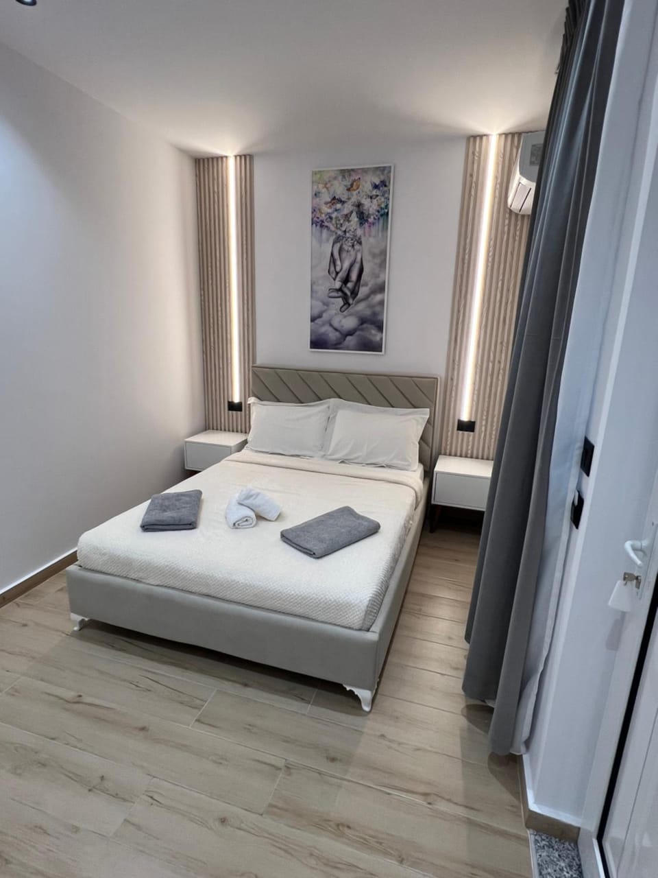 Photo of the whole room, Bedroom, towels