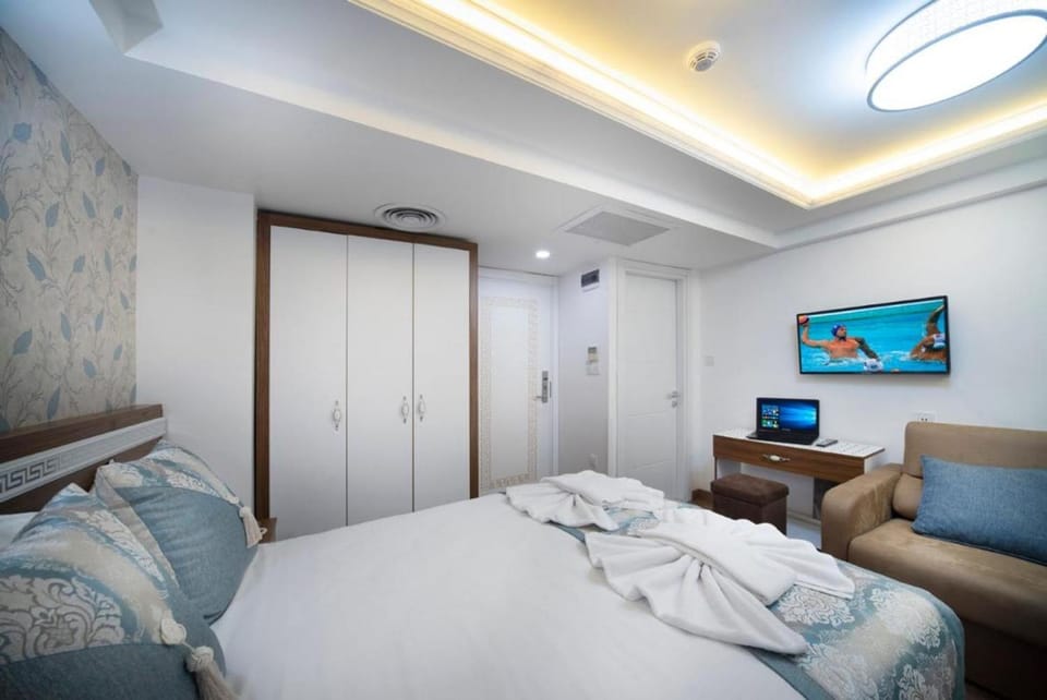 Bed, TV and multimedia, Bedroom