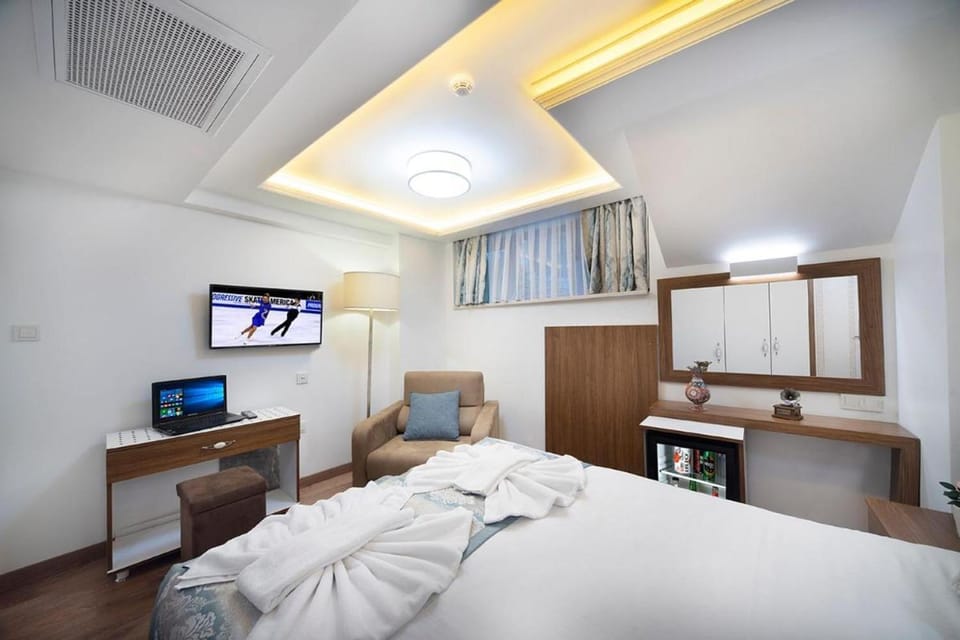 Bed, TV and multimedia, Bedroom