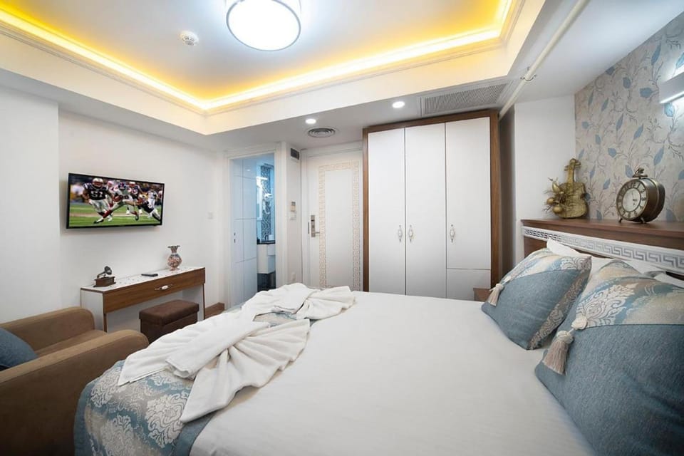 Bed, TV and multimedia, Bedroom, towels, wardrobe