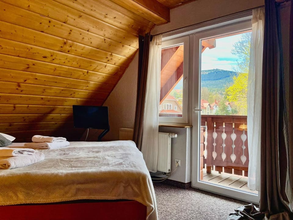 Balcony/Terrace, Bedroom, Mountain view