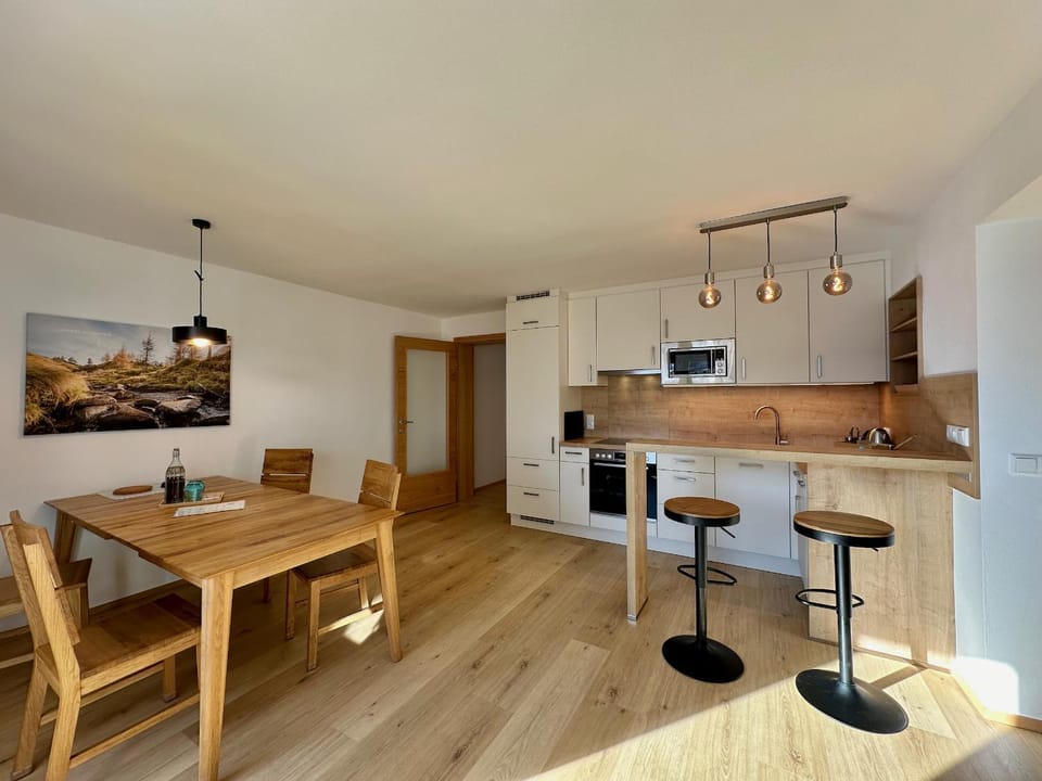 Kitchen or kitchenette, Dining area