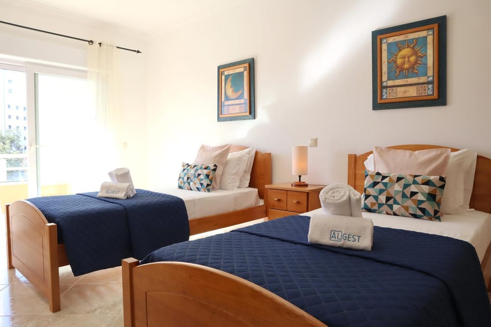 Bed, Decorative detail, Bedroom, towels