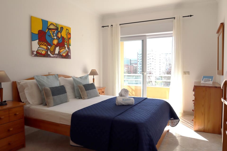 Bed, People, Bedroom, Street view, young children, older children, Family, locker, towels