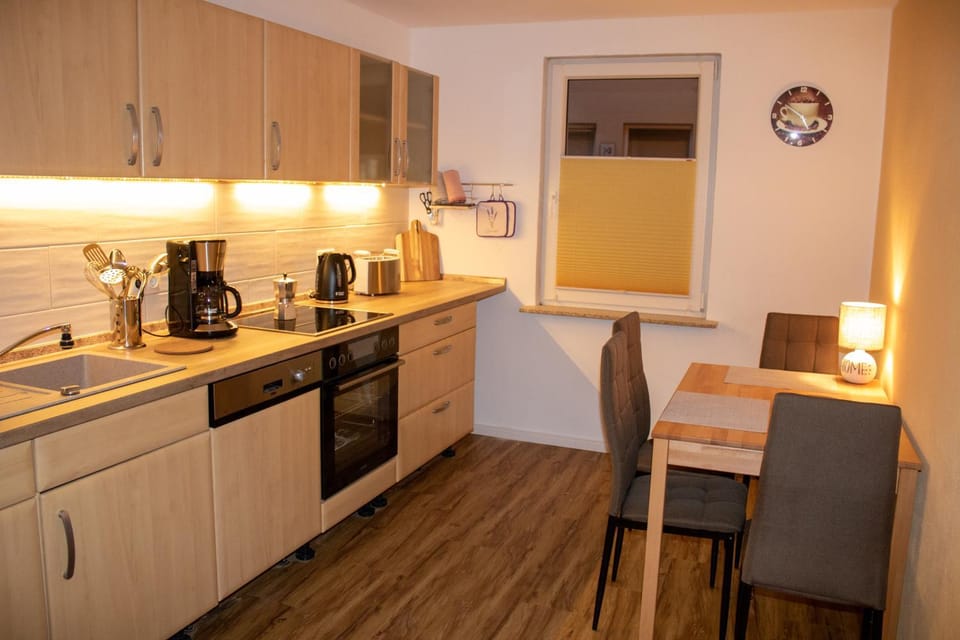 Coffee/tea facilities, dishwasher, microwave, toaster, kitchen