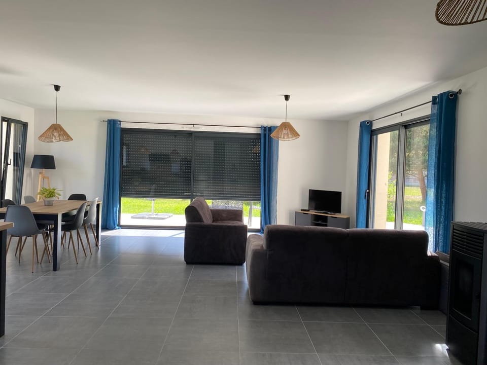 Communal lounge/ TV room, Living room, Seating area