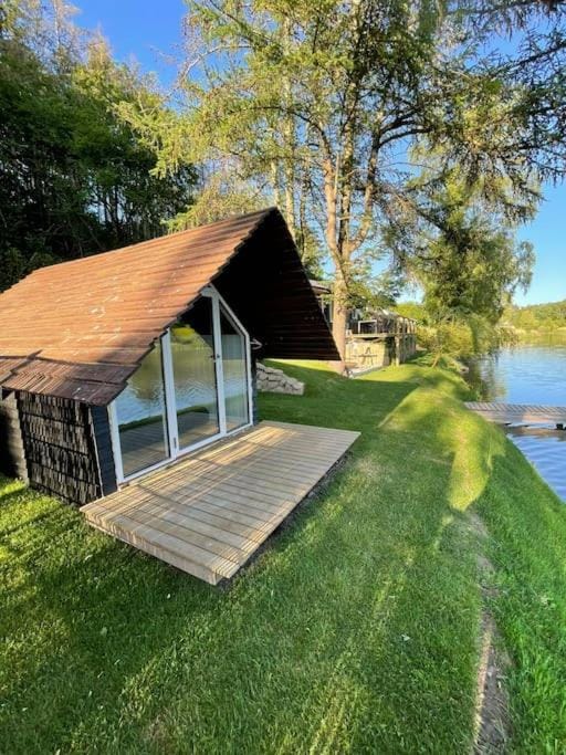 Hyggelig sommerhus. med udsigt, til vand fra senge House in Capital Region of Denmark
