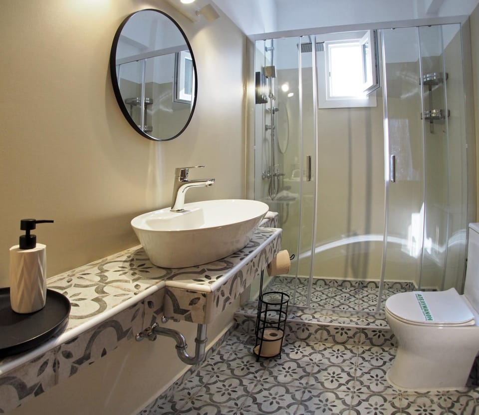 Shower, Toilet