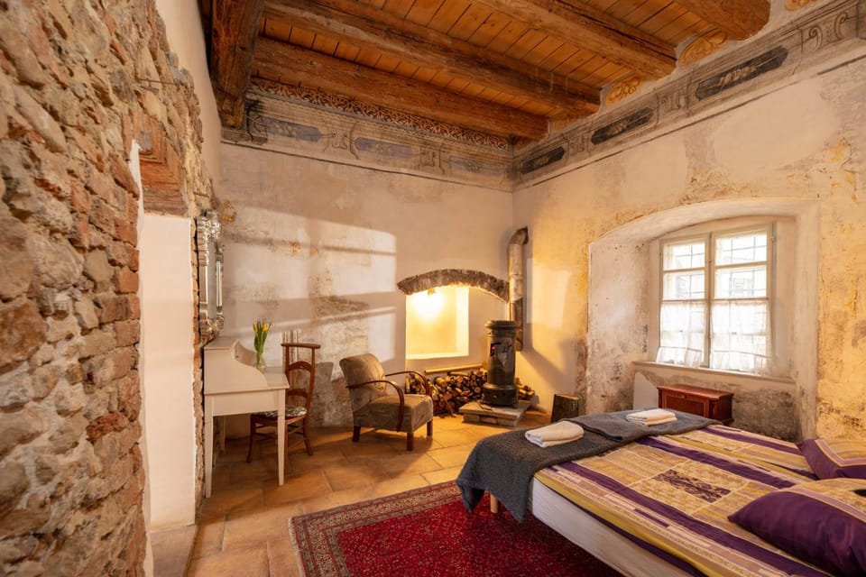 Bed, Photo of the whole room, Seating area, Bedroom
