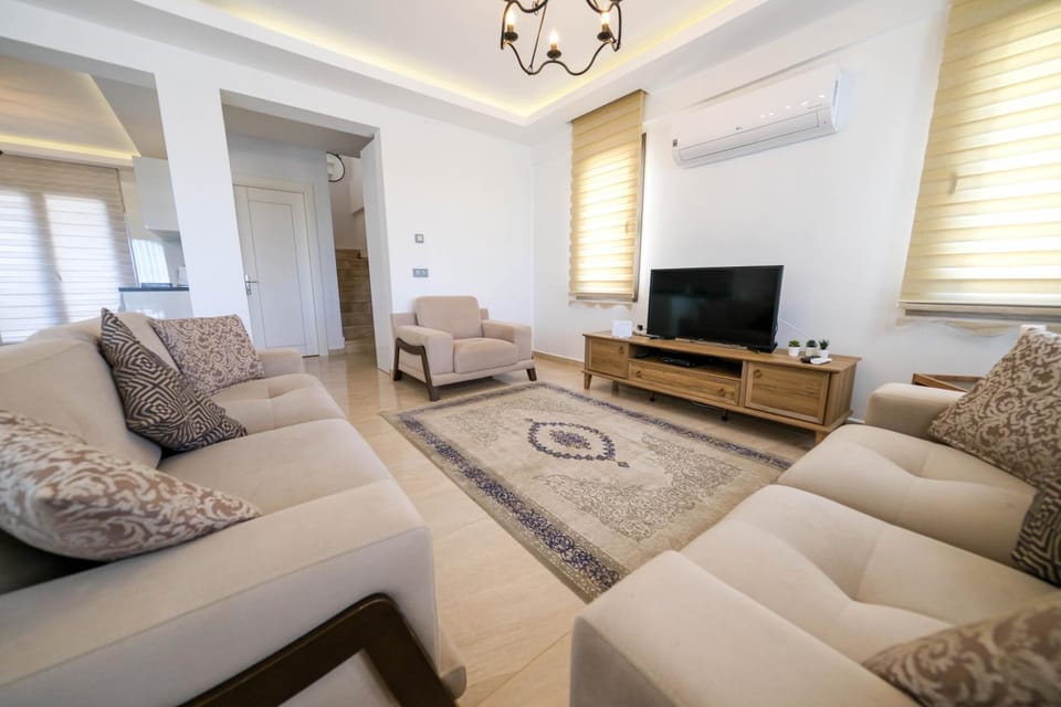 TV and multimedia, Living room, Seating area, Evening entertainment