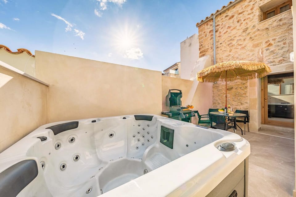 BBQ facilities, Hot Tub, Balcony/Terrace, Swimming pool