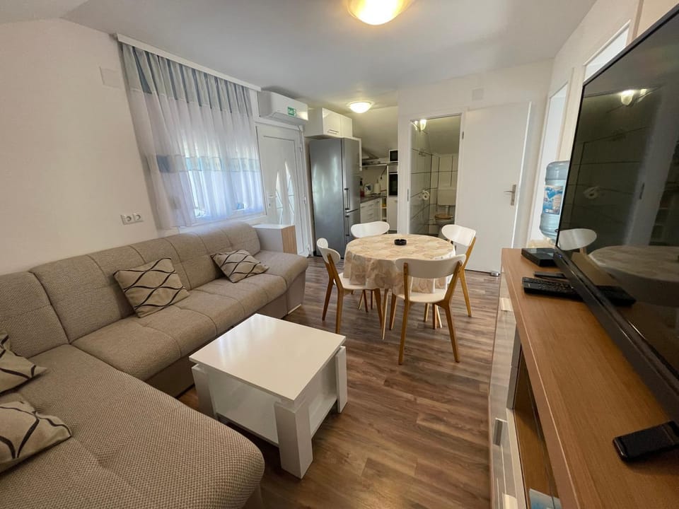 Communal lounge/ TV room, TV and multimedia, Living room, Seating area, Dining area