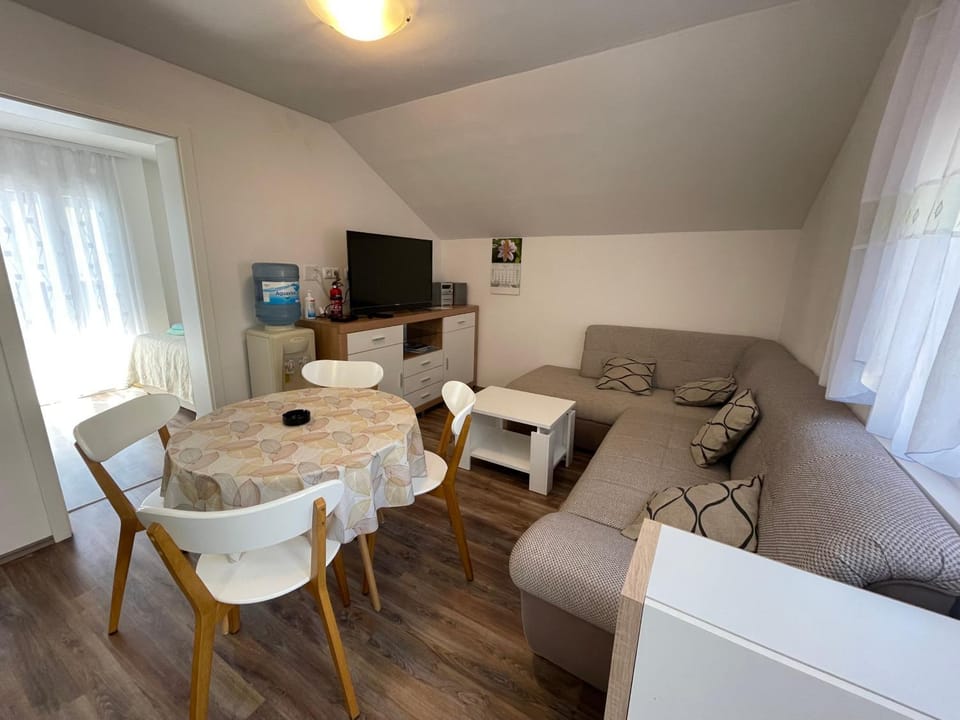 Communal lounge/ TV room, TV and multimedia, Living room, Seating area