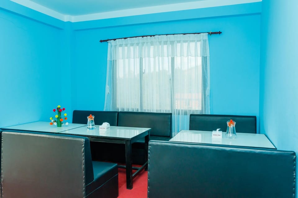Living room, Seating area, Drinks, Alcoholic drinks