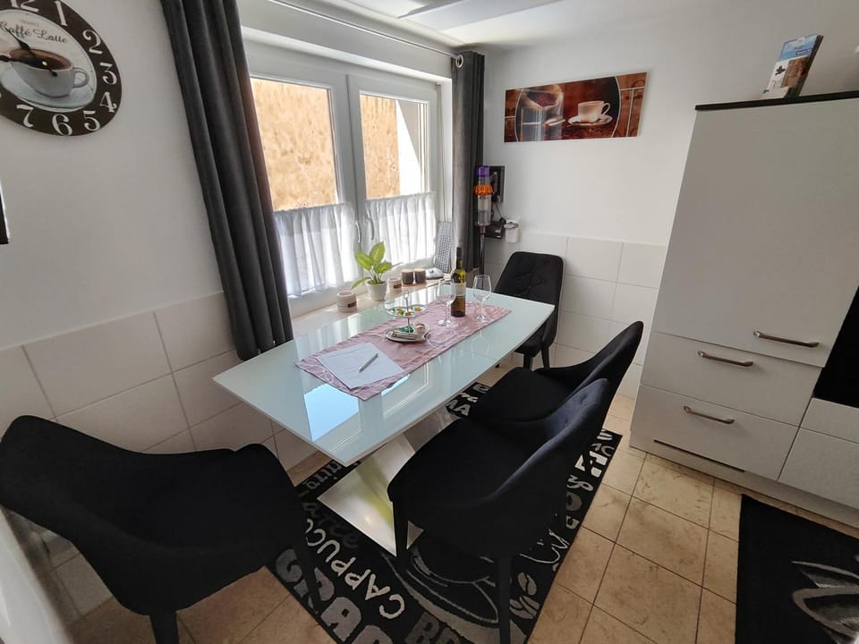 Kitchen or kitchenette, Seating area, Dining area