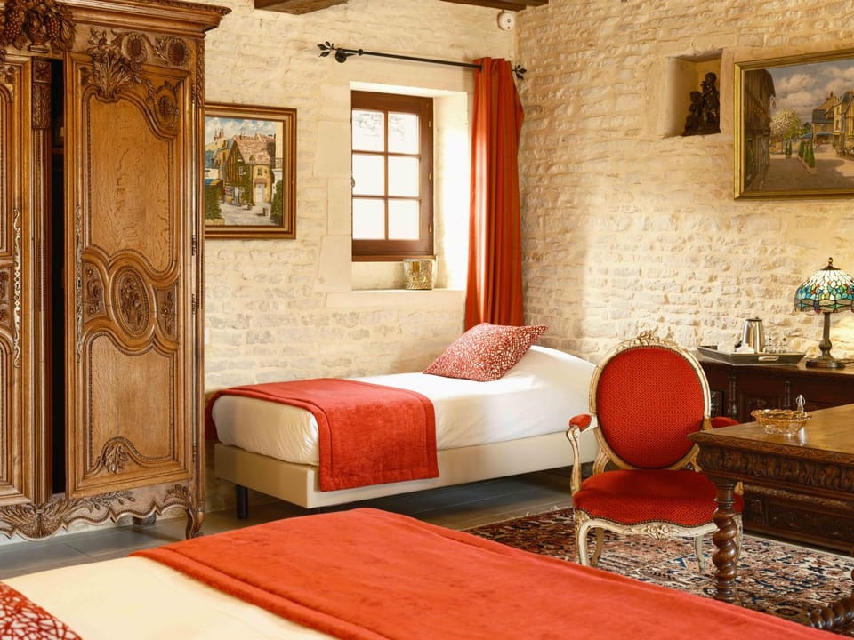 Bed, Living room, Photo of the whole room, Seating area, Bedroom