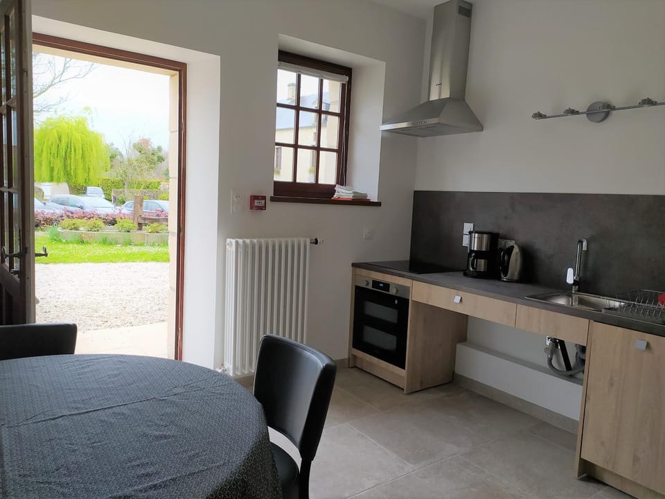Coffee/tea facilities, Kitchen or kitchenette, Dining area, Facility for disabled guests, minibar, pet friendly, stove, toaster
